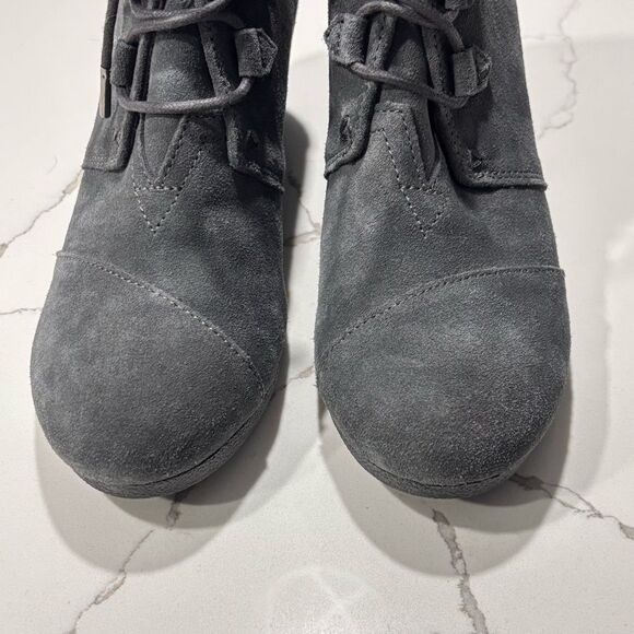 Toms Women’s Grey Suede Leather Wedge Booties Size 9 Laces Gray Fashion Shoes - Picture 4 of 15